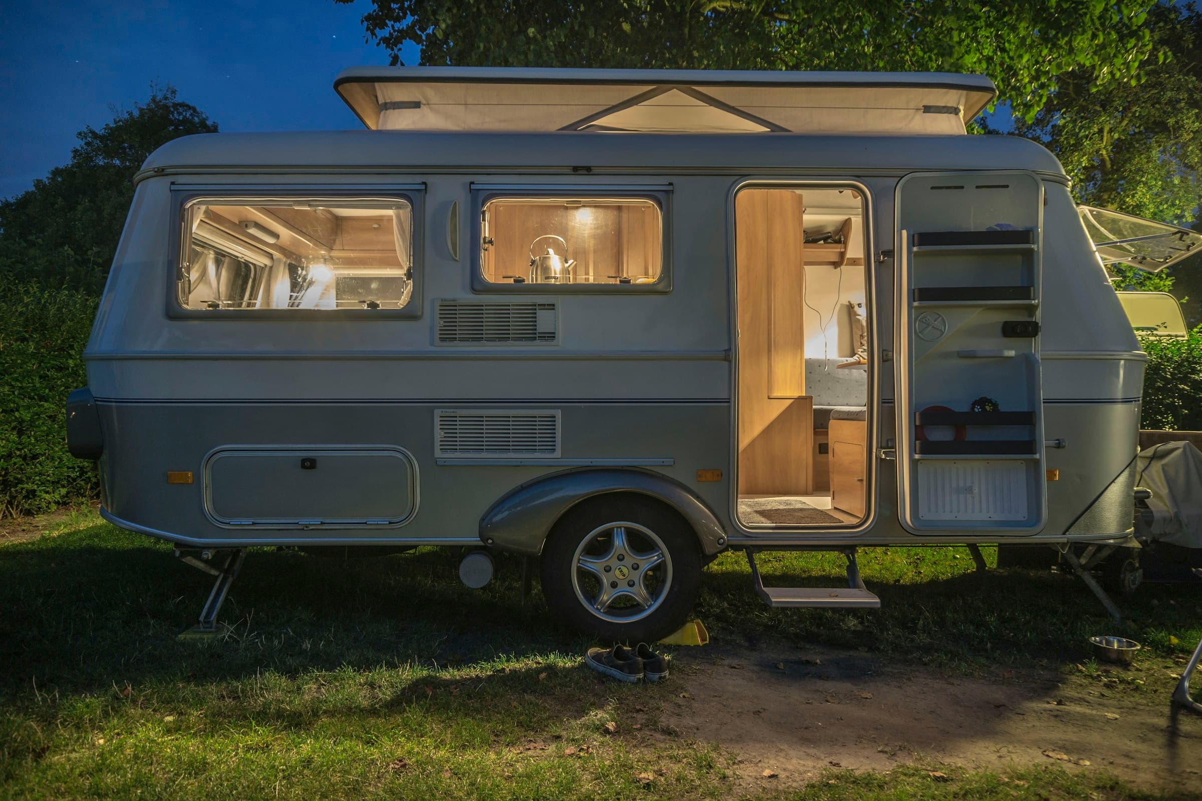 Sådan anmelder du en skade på campingvognen