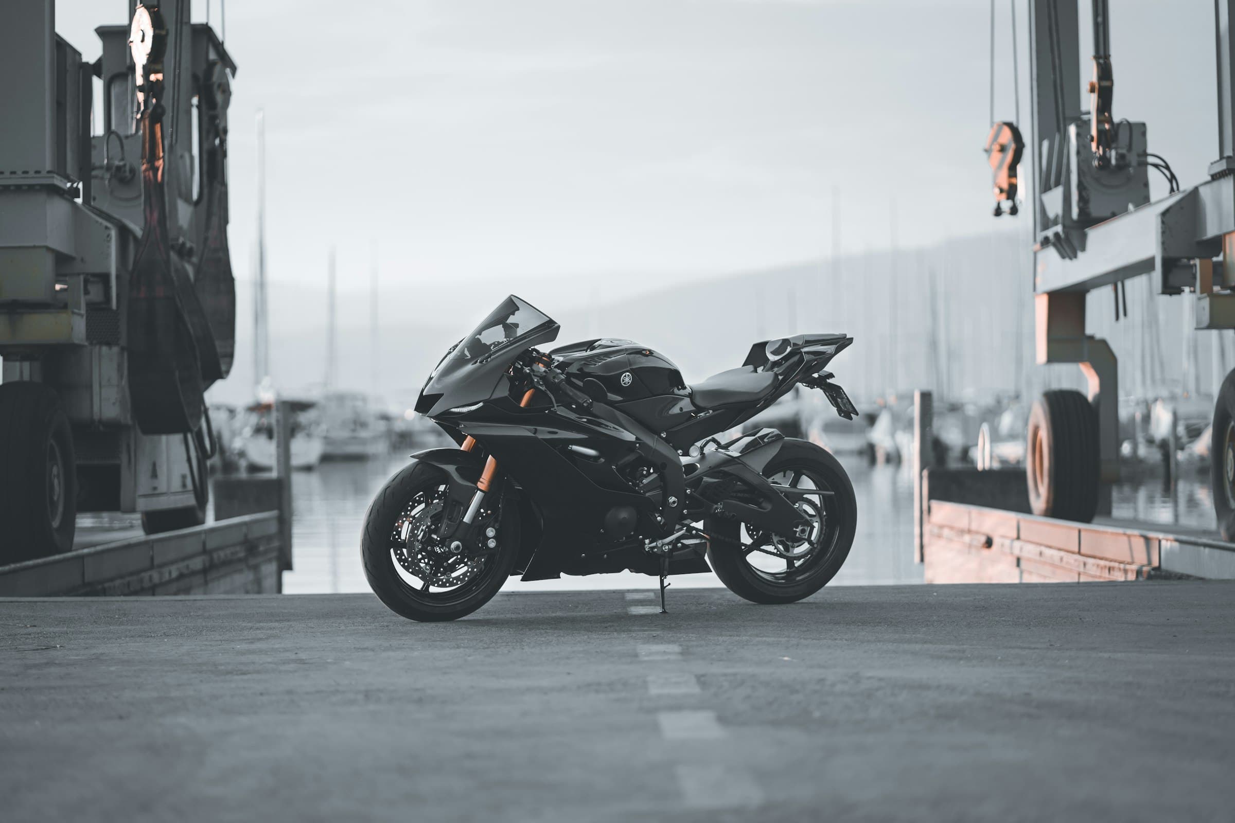 Motorcykel parkeret ved havn